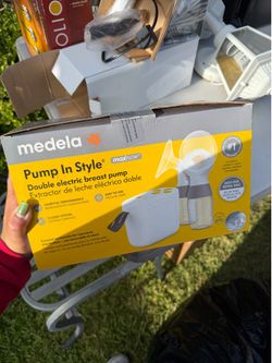 Medela Pump In Style with MaxFlow Double Electric Breast Pump