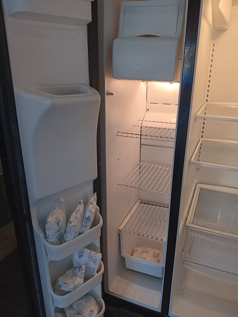 FRIGIDAIRE 2 DOOR BLACK REFRIGERATOR