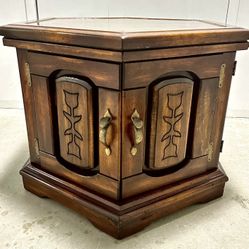 Mid Century Modern End table / Nightstand 