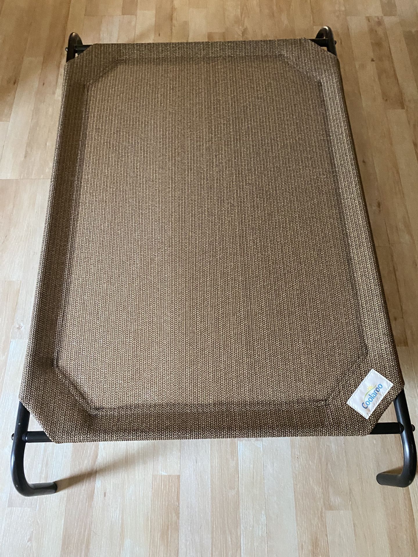 Coolaroo Elevated breathable dog bed