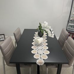  Extendable table And Chairs