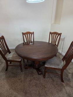 Table with four chairs and leaf