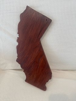 Beautiful vintage handcrafted carved wooden decorative plaque/board. Made from richly grained dark reddish-brown wood with an elegant scalloped edge a