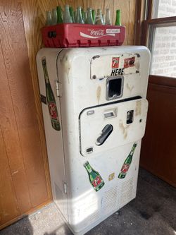 Vintage 7up Pop Vendorlator Machine 