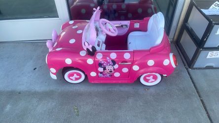 Minnie Mouse polka dot sit in car