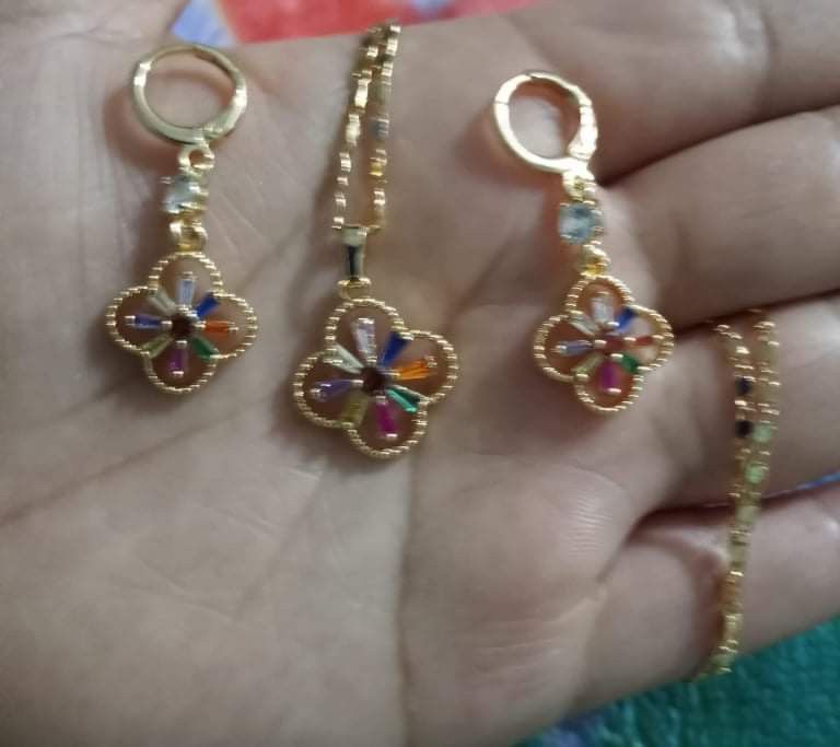 Gold Plated Necklace With The Earrings/Collar Con Aretes De Oro Laminado 
