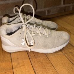 Ladies size 9 Under Armour white running sneakers missing 1 insole p/u Jamison, Pa 