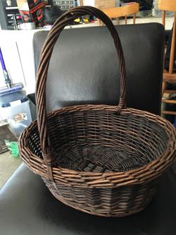 Round brown basket with handle