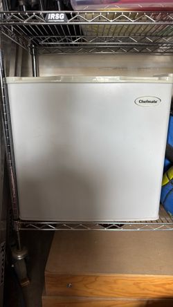 Chefmate mini fridge-white