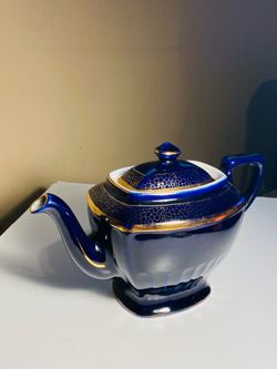 Beautiful Vintage Mid Century Hall Colbalt Blue & Gold Trim 8 cup Tea Pot. No Chips