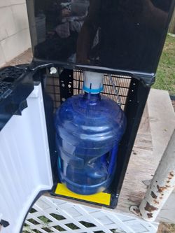 Cold and hot water dispenser