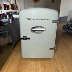 Frigidaire Mini Retro Fridge Cooler 