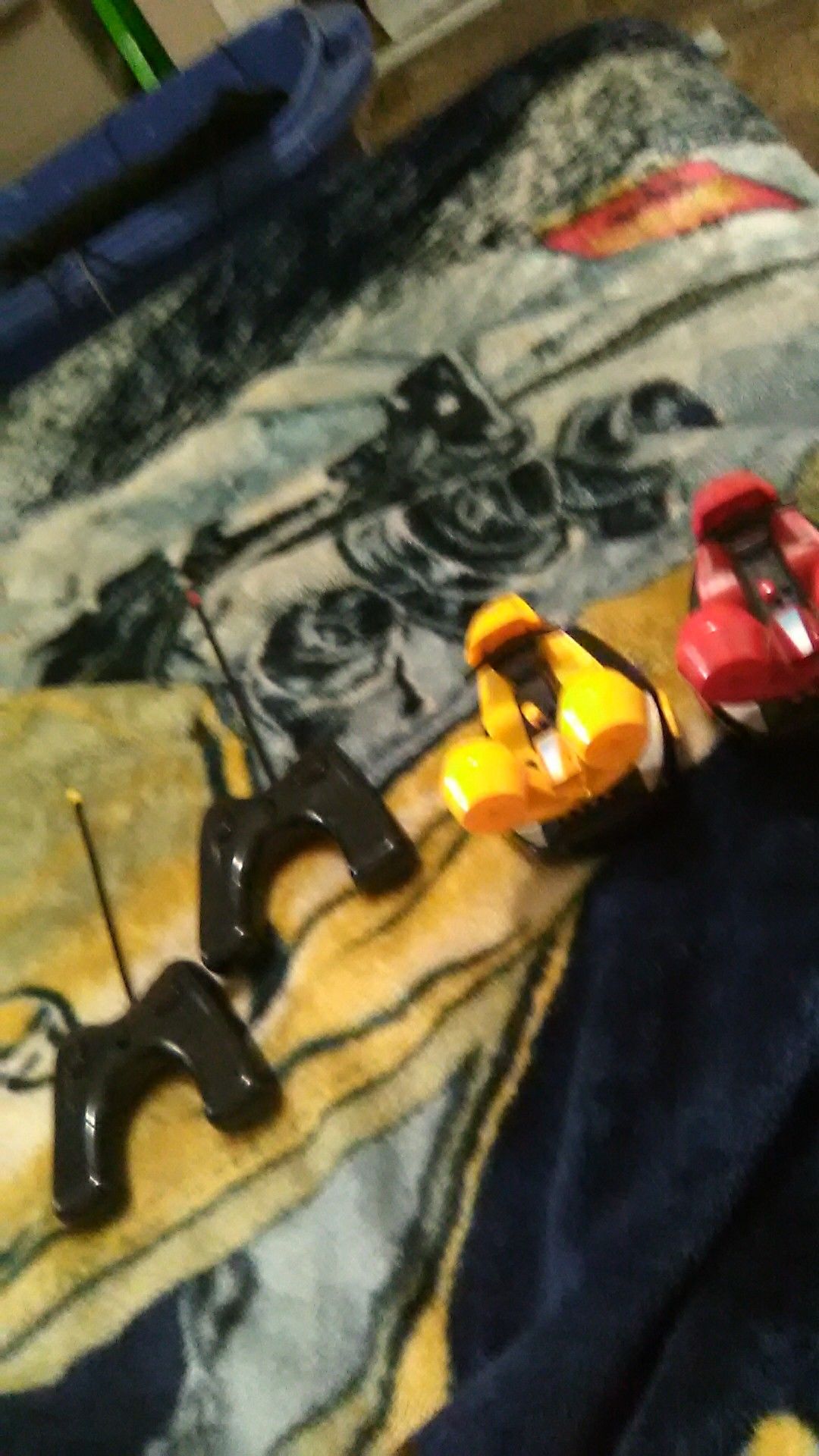 Green and yellow bumber cars with controllers (no battery's )