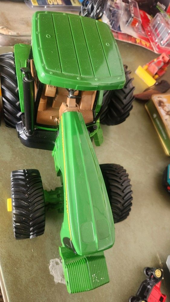 John Deere 8120 DlE Cast Tractor Good Condition