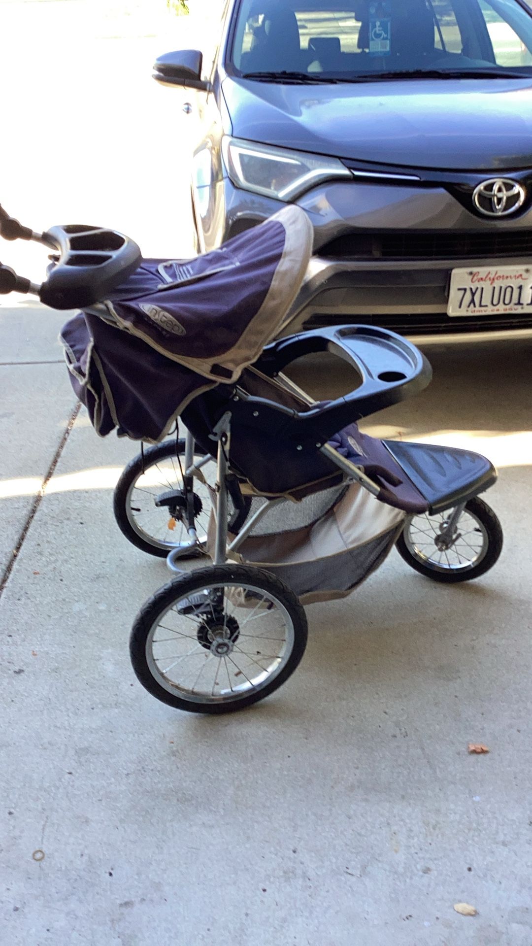 Baby jogging stroller very good condition easy to fold in curry