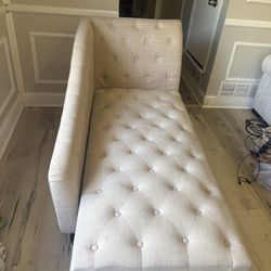 Chaise lounge sofa in very good condition. Very comfortable and modern, perfect for living room or bedroom.