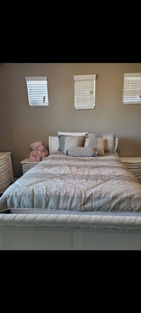 Pearl White With Gold Accent Full Bedroom Set