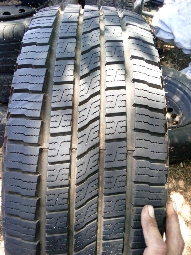 265/70/16 Almost New Falken Tire Only One Tire $100