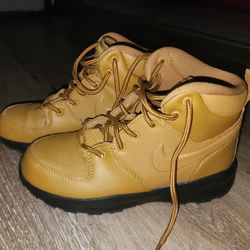 Used Nike Youth Boys Manoa Leather Wheat/Black SZ 2 