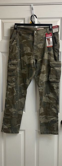 Brand new Men’s Wrangler regular fit cargo camo pants size 36x30