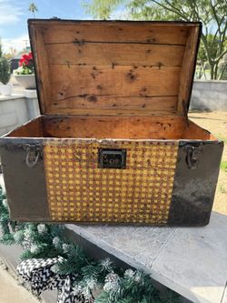 Vintage Metal Trunk 🌵 MUST GO🌵