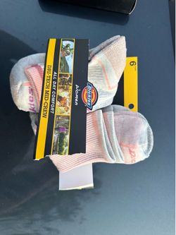 Woman’s 5 pack of socks.