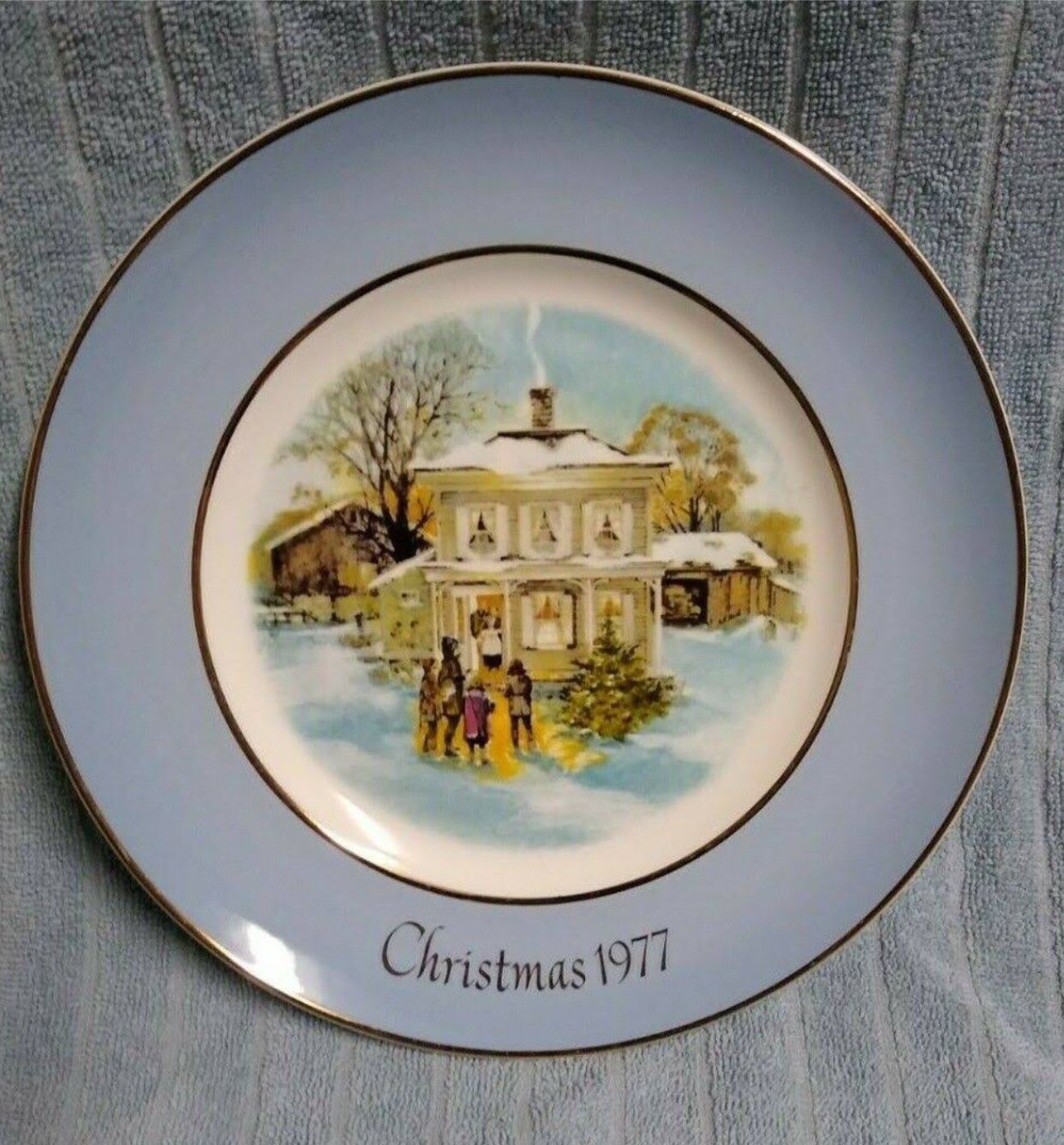 Avon christmas plate 1977 “Carollers in the Snow”