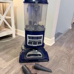Shark Navigator Lift-Away Deluxe Vacuum