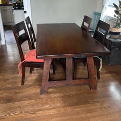 Crate and Barrel Dining Room Table w/  4 Chairs