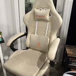 Dowinx Gaming Chair With Footrest