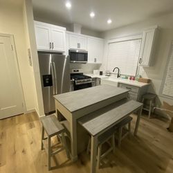 Table / Island / Chairs 