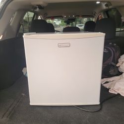 Emerson CR175W 1.6CU Mini Fridge For Sale