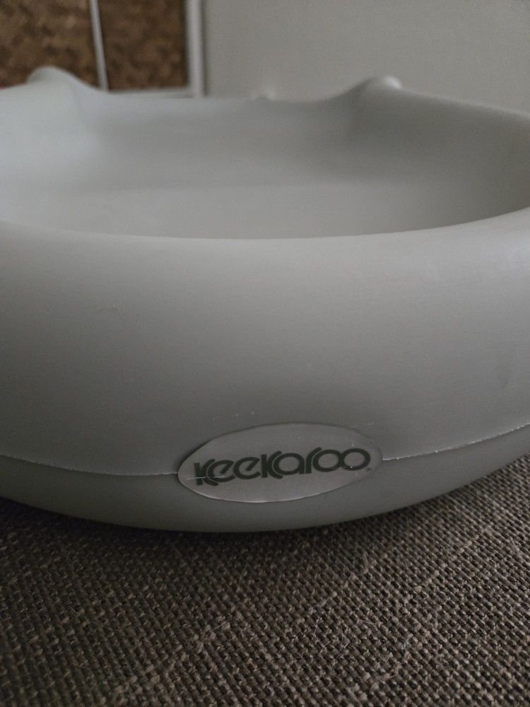 Keekaroo Peanut Changer - Grey