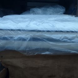 Simmons Beautyrest Recharge Queen Size Mattress And Box Spring 
