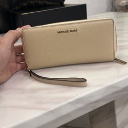 Michael Kors Zip Body Wallet