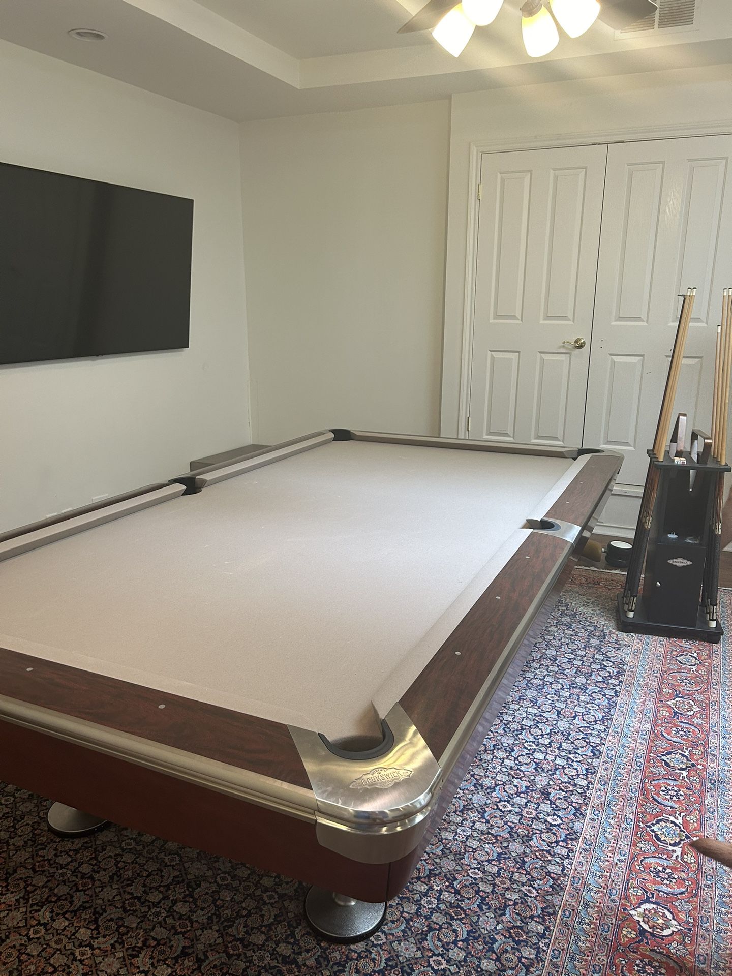 Brunswick Gold Crown VI 9 ft pool table, with cover, 6 Centennial Cue’s and a Brunswick Heritage Floor Rack. 