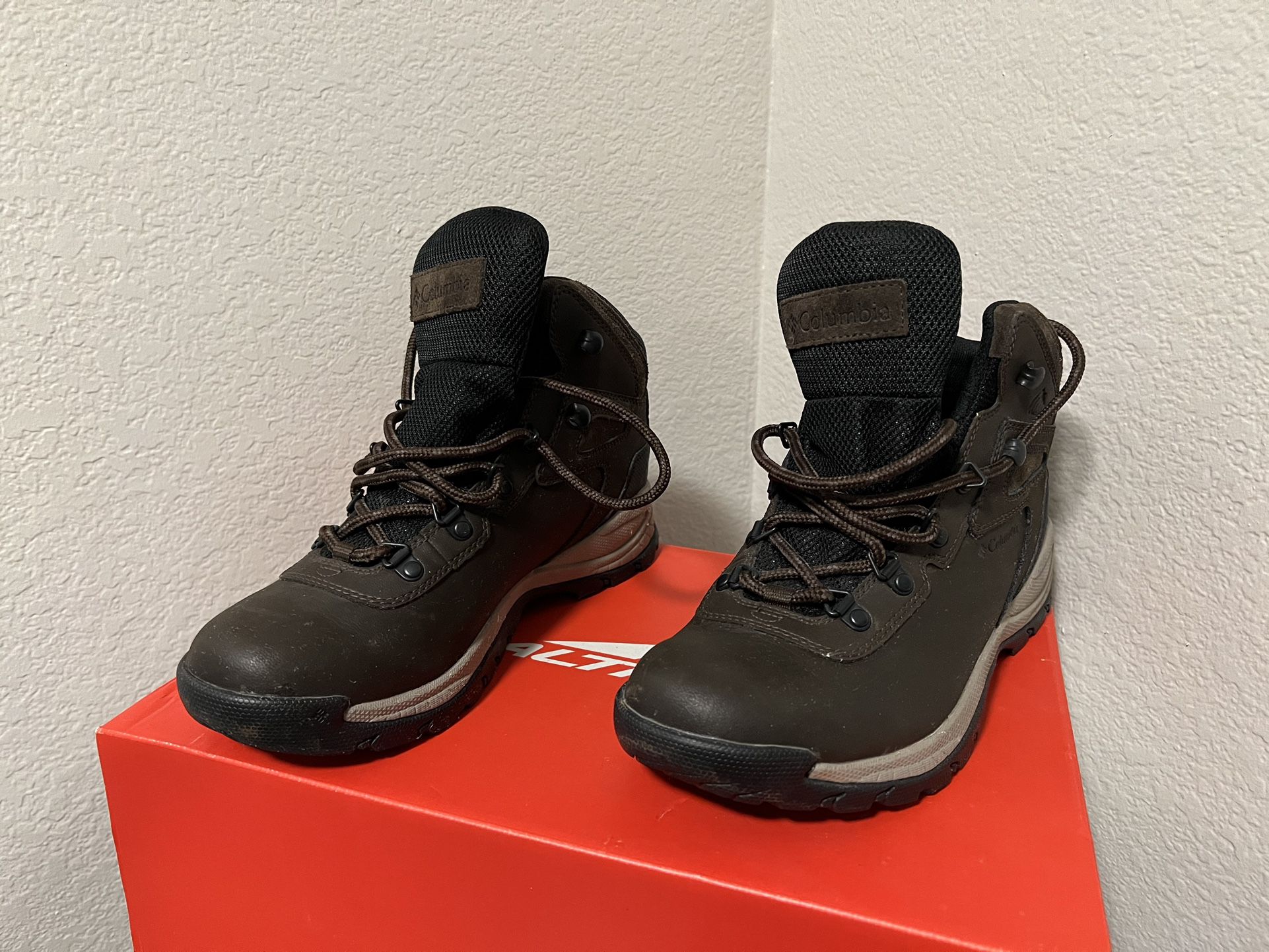 Women’s Size 9 Columbia Newton Lightweight Waterproof Hiking Boot