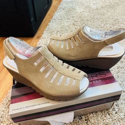 New Skechers Parallel Trapezoid Tan Suede Memory Foam Wedge Sandals Size 7.5