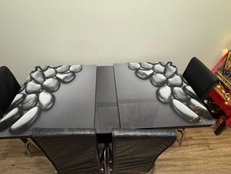 Extendable dining table with chairs