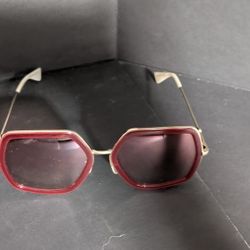 Gucci GG0106S Sunglasses – Red Lens / Gold Frame

Authentic Gucci model GG0106S (code on frame)  
Made in Japan  

Stylish vintage design with red len