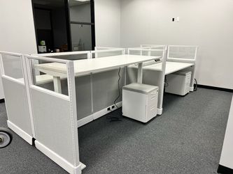 Cubical with White Height Adjustable Desk wMotorized