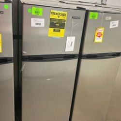 Mini fridge with freezer