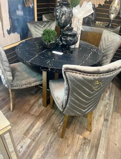 Round dinning room table and 4 chairs