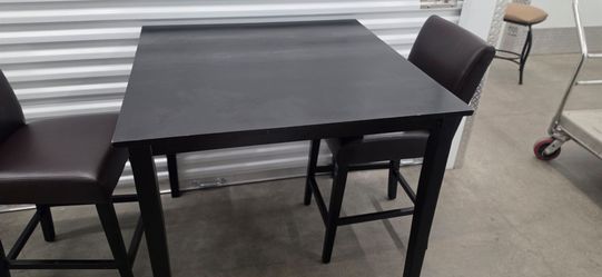 High tanle w 2 chairs