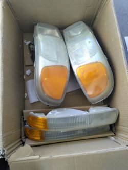 2004 GMC Yukon head lights