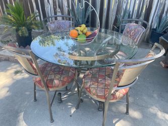 Beautiful round Dining Room table with chairs