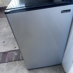 Mini Fridge Magic Chef
