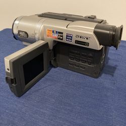 Sony Hi8 HandyCam Camcorder TRV-108