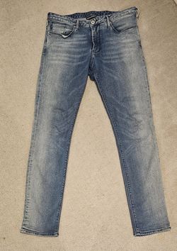 EMPORIO ARMANI JEANS
J11 SLIM Fit Jean Denim
(SIZE : W33 / L32 )( Brand New )