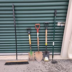 Assortment Of Shovels."CHECK OUT MY PAGE FOR MORE DEALS "
